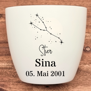 Weißer Blumentopf mit Stier-Sternbild, graviert mit "Stier", "Sina" und "05. Mai 2001".