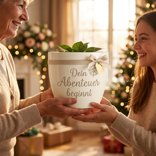 Persönliches Geschenk für Erstklässler – Blumentopf mit Gravur: Dein Abenteuer beginnt — als persoenliche Geschenk-Uebergabe