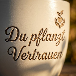Personalisierter Blumentopf mit Gravur — Geschenk Familientherapeutin — Detailaufnahme