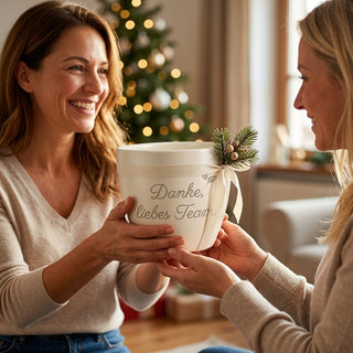 Personalisierter Blumentopf mit Gravur — Danke Geschenk Team & Kollegen — als persoenliche Geschenk-Uebergabe