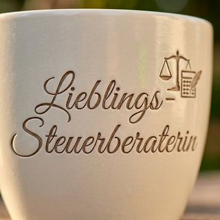 Personalisierter Blumentopf mit Gravur — Geschenk Steuerberaterin Dank — Detailaufnahme