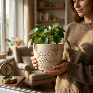 Personalisierter Blumentopf mit Gravur — Geschenk für Oldtimer-Freunde — im Wohnambiente