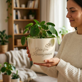 Personalisierter Blumentopf mit Gravur — Geschenk Referendarin Klassenzimmer — im Wohnambiente