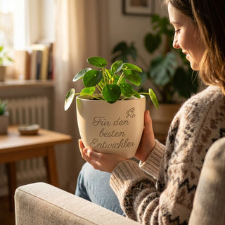 Personalisierter Blumentopf mit Gravur — Geschenk Fachinformatiker Abschied — im Wohnambiente