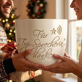 Personalisierter Blumentopf mit Gravur — Geschenk Nachrichtensprecherin — als persoenliche Geschenk-Uebergabe