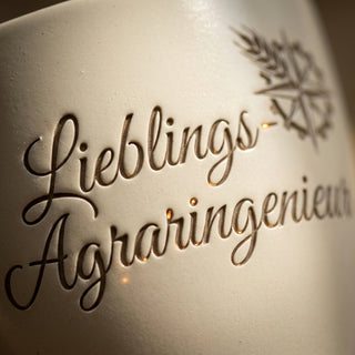Personalisierter Blumentopf mit Gravur — Geschenk für Agraringenieur — nahaufnahme