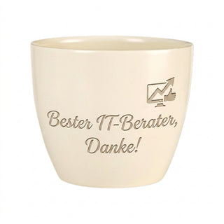 Personalisierter Blumentopf mit Gravur — Geschenk für IT-Berater Dankeschön — Detailansicht der Lasergravur