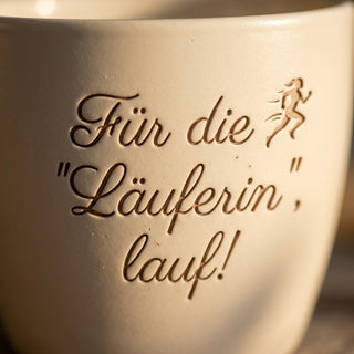 Personalisierter Blumentopf mit Gravur — Geschenk für Läuferin — Detailaufnahme