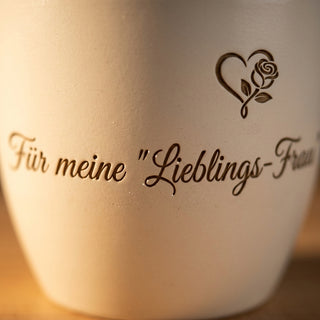 Personalisierter Blumentopf mit Gravur — Romantisches Geschenk für die Ehefrau — Detailaufnahme