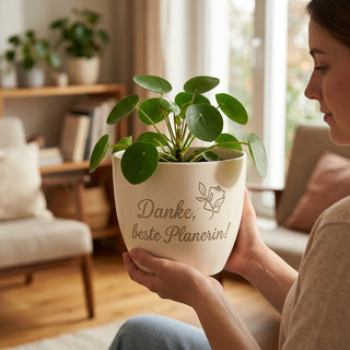 Persönliches Geschenk für Hochzeitsplanerinnen – Blumentopf mit Gravur — im Wohnambiente