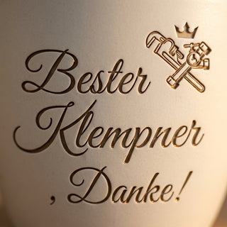 Personalisierter Blumentopf mit Gravur — Geschenk Klempner Danke — Detailaufnahme