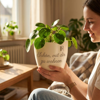 Personalisierter Blumentopf mit Gravur — Geschenk Mitbewohnerin Einzug — im Wohnambiente