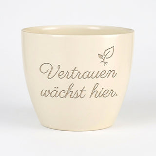 Personalisierter Blumentopf mit Gravur — Geschenk Kundenberaterin Vertrauen — Detailansicht der Lasergravur