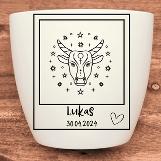 Weißer Blumentopf mit Stier-Sternzeichenmotiv, Name Lukas und Datum 30.04.2024. Personalisiertes Geschenk.