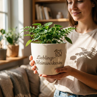 Personalisierter Blumentopf mit Gravur — Geschenk Heimwerkerin Geburtstag — im Wohnambiente