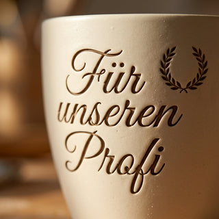 Personalisierter Blumentopf mit Gravur — Geschenk für Anlagenmechaniker — nahaufnahme