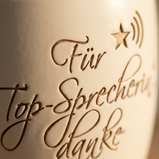 Personalisierter Blumentopf mit Gravur — Geschenk Nachrichtensprecherin — Detailaufnahme