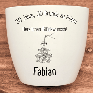 Weißer Blumentopf mit 50. Geburtstagsgravur: "50 Jahre, 50 Gründe zu Feiern", Sektgläserpyramide, "Herzlichen Glückwunsch!...