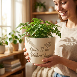 Personalisierter Blumentopf mit Gravur — Geschenk für Nachrichtensprecherin — im Wohnambiente