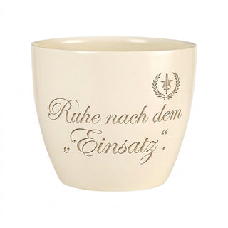 Personalisierter Blumentopf mit Gravur — Geschenk Notfallsanitäter — Detailansicht der Lasergravur