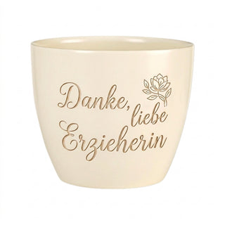 Personalisierter Blumentopf mit Gravur — Einschulungsgeschenk für die Erzieherin — Detailansicht der Lasergravur