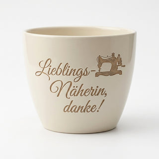 Personalisierter Keramik-Blumentopf mit Gravur — Geschenk Näherin Dankeschön — Detailansicht der Lasergravur