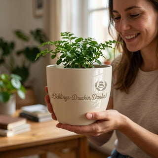 Personalisierter Blumentopf — Geschenk Drucker mit Gravur 'Lieblings-Drucker' — im Wohnambiente