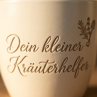 Personalisierter Blumentopf — Geschenk Küchenhilfe mit Gravur — Detailaufnahme