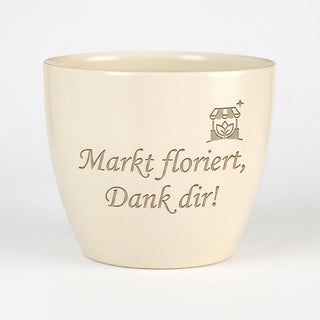 Personalisierter Blumentopf mit Gravur — Geschenk Marktleiter Wertschätzung — Detailansicht der Lasergravur