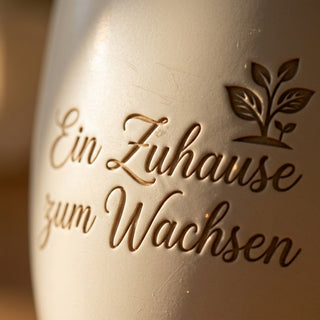 Personalisierter Blumentopf mit Gravur — Geschenk Immobilienmaklerin — Detailaufnahme