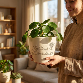 Personalisierter Blumentopf mit Gravur — Geschenk für Dekorateurin — im Wohnambiente