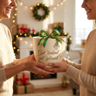 Personalisierter Blumentopf mit Gravur — Geschenk Kellnerin Abschied — als persoenliche Geschenk-Uebergabe