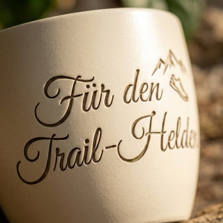 Personalisierter Blumentopf mit Gravur — Geschenk Mountainbiker Geburtstag — Detailaufnahme