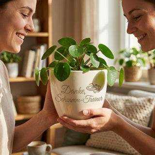 Personalisierter Blumentopf mit Gravur — Danke Geschenk Schwimm-Trainer — im Wohnambiente