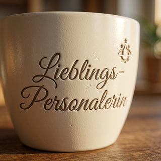 Personalisierter Blumentopf mit Gravur — Geschenk für die Personalerin — Detailaufnahme