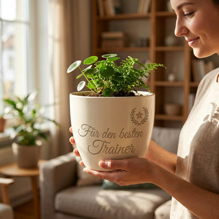 Personalisierter Blumentopf mit Gravur — Geschenk Tennislehrer Abschied — im Wohnambiente