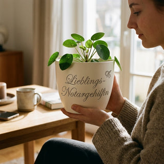 Personalisierter Blumentopf mit Gravur — Geschenk für Notarfachangestellte — im Wohnambiente