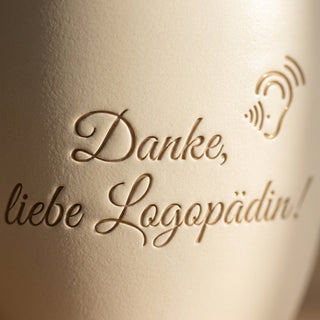 Blumentopf mit Gravur — Persönliches Geschenk für Logopäden — Detailaufnahme