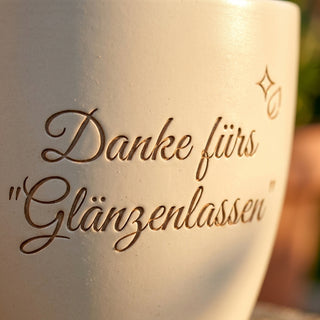 Personalisierter Blumentopf mit Gravur — Danke-Geschenk Reinigungskraft — Detailaufnahme