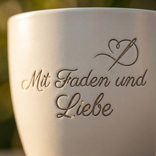 Personalisierter Blumentopf mit Gravur 'Mit Faden und Liebe' — Geschenk Näherin — Detailaufnahme