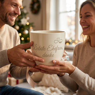 Personalisierter Blumentopf mit Gravur — Geschenk Ehefrau zum Jahrestag — als persoenliche Geschenk-Uebergabe