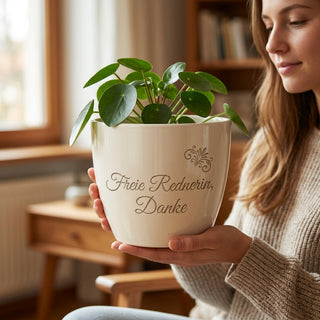 Persönliches Geschenk für die Freie Rednerin – Blumentopf mit Gravur — im Wohnambiente