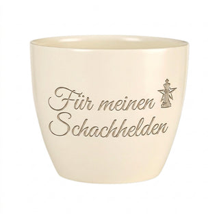 Personalisierter Blumentopf — Geschenk Schachspieler 'Für meinen Schachhelden' — Detailansicht der Lasergravur