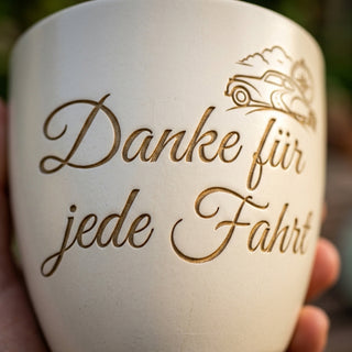 Personalisierter Blumentopf mit Gravur — Dankeschön Geschenk für Taxifahrerinnen — Detailaufnahme