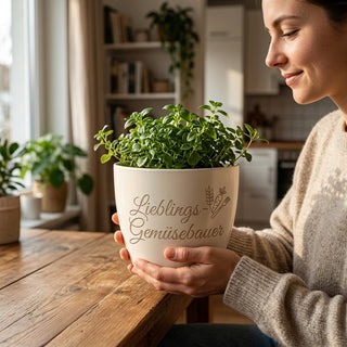 Personalisierter Blumentopf mit Gravur — Geschenk Gemüsebauer — im Wohnambiente