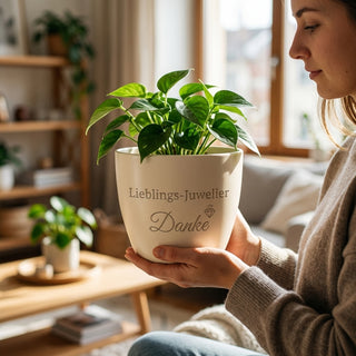 Personalisierter Blumentopf mit Gravur — Geschenk für Juwelier — im Wohnambiente