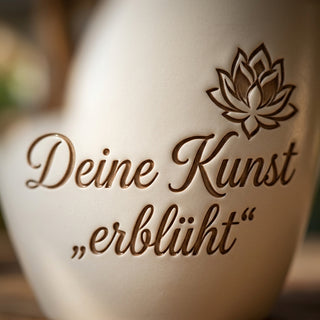 Geschenk für Illustratorinnen – Gravur: Deine Kunst erblüht — Detailaufnahme