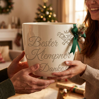 Personalisierter Blumentopf mit Gravur — Geschenk Klempner Danke — als persoenliche Geschenk-Uebergabe