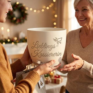 Blumentopf mit Gravur 'Lieblings-Kassiererin' — Geschenk Kassiererin — als persoenliche Geschenk-Uebergabe