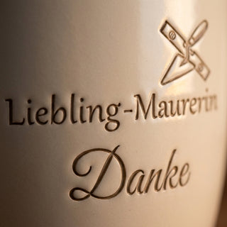 Personalisierter Blumentopf mit Gravur — Geschenk Maurerin Danke — Detailaufnahme